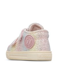 Sneaker glitterato pastello per bambino con fasce in Velcro, toppa rotonda rosa con logo e suola in gomma beige con il nome del marchio "Falcotto" impresso.