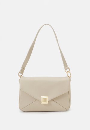 Sac à main beige à bandoulière avec rabat rectangulaire, fermoir carré doré et bandoulière réglable avec ferrures dorées.