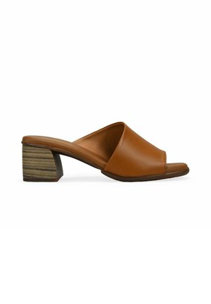 Mule de cuero marrón con punta abierta, una banda ancha y un tacón grueso de bloque de madera, mostrado de perfil sobre fondo blanco.