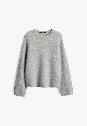 Hellgrauer, flauschiger Strickpullover mit langen Ärmeln und Rundhalsausschnitt, flach auf einem weißen Hintergrund präsentiert.