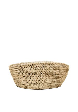 Runder flacher Korb aus gewebten Naturfasern mit dichtem Muster, auf weißem Hintergrund gezeigt.