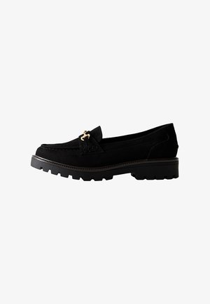Zwarte leren loafers van suede met een dikke, gestructureerde zool en hardware in goudtint. Beschikt over een klassiek ontwerp en een licht verhoogde hak.