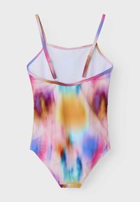 Én-delt badedragt med et flerfarvet sløret tie-dye mønster, tynde justerbare stropper og en glat syntetisk stoftekstur.