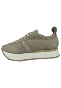 Beżowe zamszowe sneakersy z teksturowaną cholewką, wiązane, z jasnoszarymi sznurówkami, białą platformą i małym logo na pięcie.