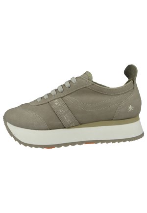 Beżowe zamszowe sneakersy z teksturowaną cholewką, wiązane, z jasnoszarymi sznurówkami, białą platformą i małym logo na pięcie.