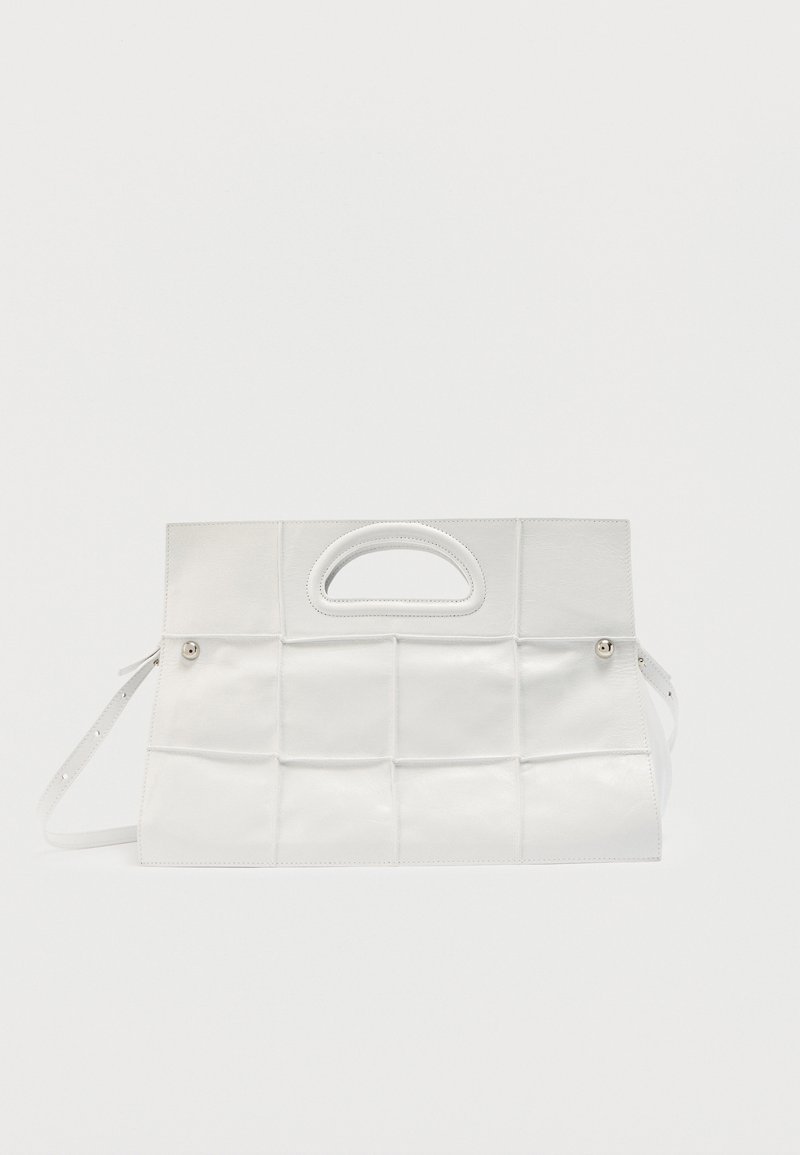 Λευκή ορθογώνια τσάντα χειρός με υφαντό μοτίβο δέρματος, λαβή κομμένη στο πάνω μέρος και αποσπώμενο λουράκι ώμου σε απλό φόντο.