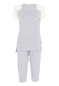 Top corto grigio con maniche a sbuffo e dettagli in pizzo sulle spalle, abbinato a pantaloni capri grigi coordinati. Tessuto morbido e testurizzato, vestibilità comoda.
