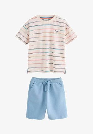 Weißes T-Shirt mit kurzen Ärmeln und mehrfarbigen horizontalen Streifen, kombiniert mit hellblauen Shorts mit Kordelzug und Fronttaschen.