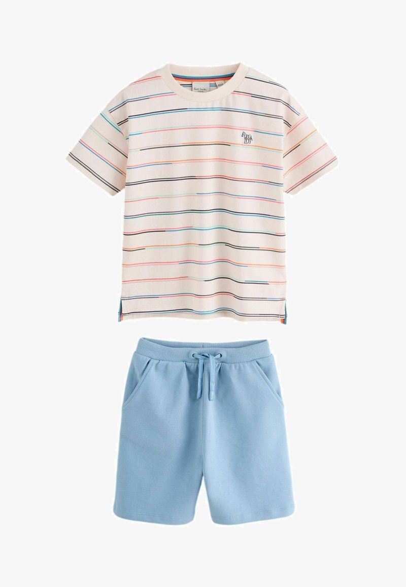 Camiseta blanca de manga corta con rayas horizontales multicolores, combinada con pantalones cortos azul claro con cordón y bolsillos delanteros.