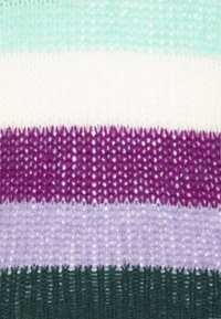 Tessuto di lana con strisce orizzontali in verde menta, bianco, viola scuro, viola chiaro e verde scuro, che mostra un motivo di maglia strutturato.