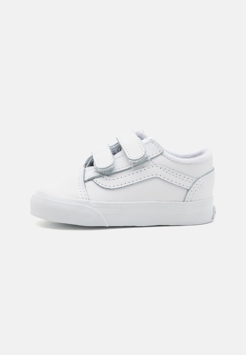 Sneaker blanc avec une tige en cuir lisse, deux bandes velcro, semelle en caoutchouc blanc et détails de couture subtils le long des côtés.