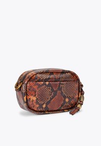 Rechthoekige tas in bruin en oranje slangenprintleer. Voorzien van een ritssluiting, een decoratieve strap en gouden hardware.
