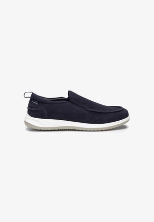 Scarpa casual slip-on blu navy con tomaia in camoscio, suola in gomma bianca e linguetta sul tallone, mostrata su sfondo bianco.