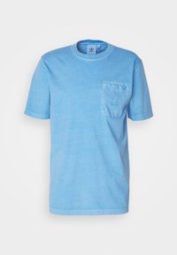 Světle modré bavlněné tričko s kulatým výstřihem, krátkými rukávy a přední kapsou. Na kapse je jemně vyšitý logo značky.