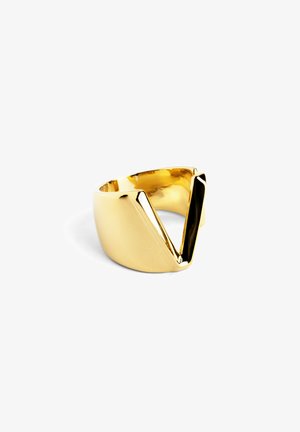 Guldfarvet metalring med et V-formet udsnit design. Glat, blank finish med en buet skæft og en dristig, geometrisk silhuet.