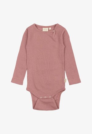 Bodysuit de bebé de manga larga en material de canalé rosa empolvado, con un cierre a presión en el hombro y tres botones de presión en la parte inferior.