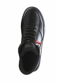 Zapatilla alta de cuero negro con punta redonda, cierre de cordones, cremallera lateral y una etiqueta de acento roja. Forro interior texturizado.