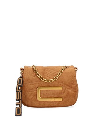 Braune Wildleder-Handtasche mit einer goldenen Kettenriemen, geprägtem Muster und einem metallischen C-Logo-Akzent. Verfügt über ein Anhängeschild mit dem Markennamen CUSTO.