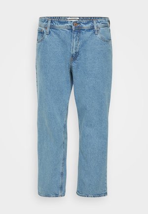 Svetlo modre denim hlače s pravim krojem hlačnice, srednje visokim pasom, sprednjimi žepi in zadrgo na sprednji strani. Imajo posvetljen zaključek.