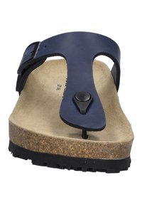 Sandalo infradito blu navy con una morbida soletta in sughero, dotato di una fascia nera regolabile e un accento rotondo sulla parte infradito. Suola testurizzata.