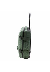 Groene duffelbag met wielen, gemaakt van duurzaam materiaal, dubbele ritsafsluiting, zijhandvaten en een uitschuifbare trekhandgreep voor eenvoudig transport.