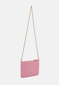Borsa a tracolla rettangolare rosa in pelle con tracolla in catena dorata e chiusura a zip superiore, esposta appesa su uno sfondo bianco.