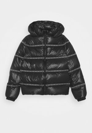 Veste doudoune noire avec capuche, elle présente une finition brillante, un motif matelassé horizontal, des poignets élastiques et un détail de logo en bande sur le devant.