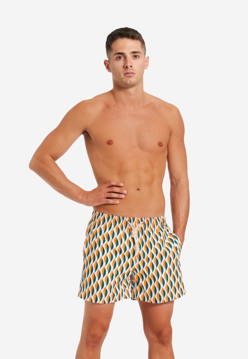 Costumi da bagno caratterizzati da un vivace motivo a diamante nei colori arancione, teal e bianco, con una vita elasticizzata e dettagli con cordino.
