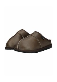 Une paire de chaussons en cuir marron à enfiler avec des coutures visibles et des semelles noires, présentant une petite étiquette de marque sur le côté.