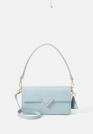 Lys blå lædertaske med et trekantet emblem, guldfarvet hardware og en aftagelig crossbody-strop. Glat tekstur og struktureret form.