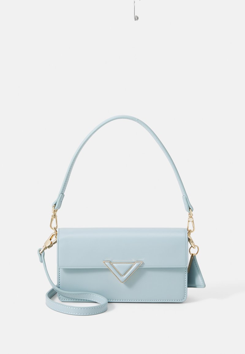 Šviesiai mėlyna odinė rankinė su trikampiu emblema, auksinėmis detalėmis ir nuimamu petiniu diržu. Lygus paviršius ir tvirtas pavidalas.