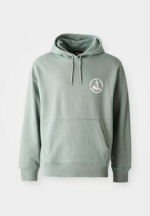 Mintgrøn hoodie lavet af en blanding af bomuldsstof, med en frontlomme, snøretræk i hætten og et lille trykt logo på brystet.