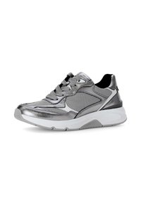 Zilveren sportieve schoen met een gestructureerde mesh bovenkant, gladde metallic accenten, een gewatteerde kraag en een witte rubberen zool met een lichte verhoging.