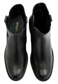 Les bottines en cuir noir présentent une finition texturée, des panneaux latéraux élastiques et un bout arrondi. L'intérieur est doublé de tissu noir.