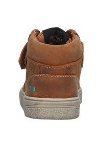 Baskets montantes en cuir tan avec une finition texturée, intégrant une sangle Velcro, une semelle en caoutchouc blanche et de subtils accents de couture turquoise.