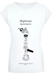 Bílý krátký rukáv tričko s černým grafickým designem kávovaru a textem, znázorňující slovo "depresso" a kávové ikony.