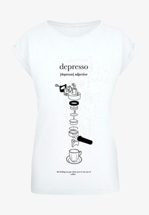 Biała koszulka z krótkim rękawem z czarną grafiką przedstawiającą ekspres do kawy oraz tekst, na którym widnieje słowo "depresso" i ikony związane z kawą.