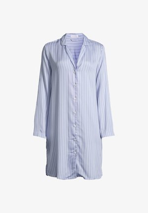 Lysblå skjorte med lange ærmer, prydet med lodrette hvide striber. Har knaplukning og krave, lavet af et glat stof.