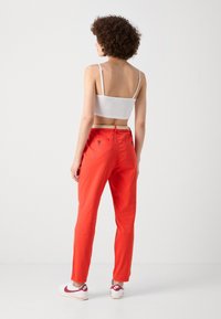 Esprit MIT GÜRTEL - Chino-püksid - red