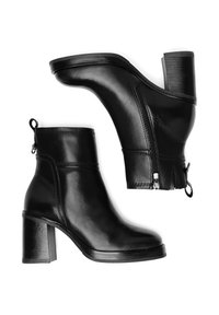 Čierne kožené členkové čižmy s okrúhlou špičkou, výrazným blokovým podpätkom, zipsom a zadným pútkom, s hladkou textúrou a minimalistickým dizajnom.