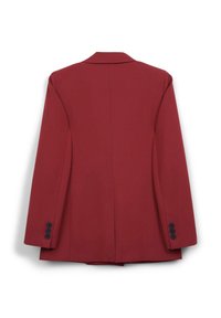Roter maßgeschneiderter Blazer mit langen Ärmeln, drei schwarzen Knöpfen an jedem Umschlag und einer mittigen Rückennaht, von hinten auf einem weißen Hintergrund präsentiert.