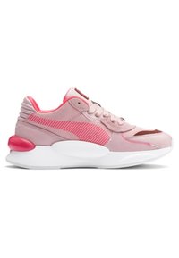 Baskets de sport roses et corail avec une semelle blanche épaisse, un laçage frontal et un détail de talon rembourré sur fond blanc.