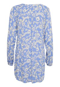 Blouse à manches longues bleu clair avec un motif floral et de feuilles crème, détail de pli au dos et poignets boutonnés.