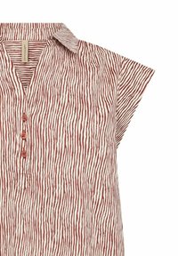 Korte mouwen shirt in crème met rode verticale strepen, voorzien van een kraag, een vijfknopen-sluiting en een subtiel zakdetail op de voorkant.