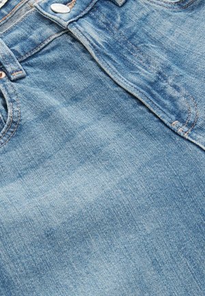 Tkanină denim de culoare albastru deschis, cu o textură ușor estompată, având un sistem de închidere cu nasturi și cusături pe marge. Nu există modele sau embellishments vizibile.