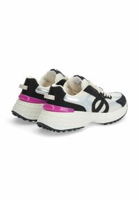Sneaker chunky con una combinazione di rete bianca e tessuto nero, con un accento argentato lucido e un dettaglio sul tallone di un vivace rosa. Suola testurizzata.