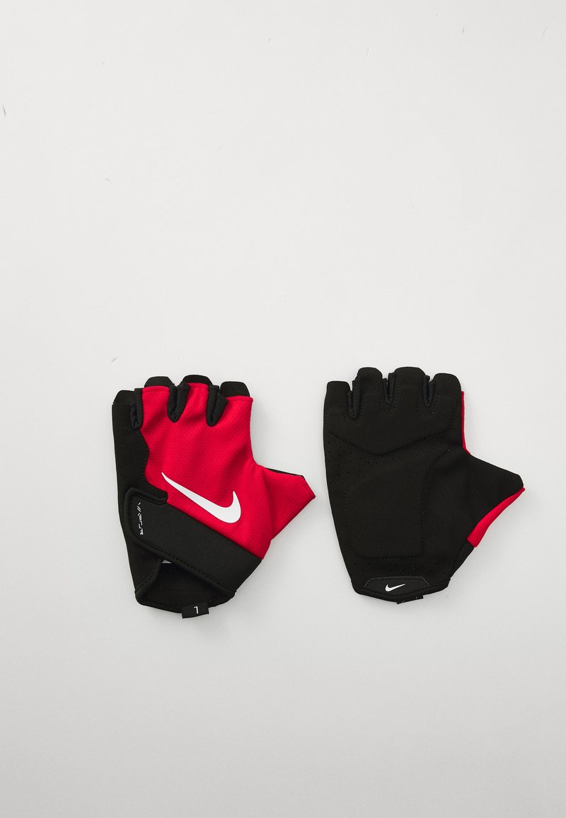 Gants d'entraînement rouges et noirs en tissu texturé avec un logo Nike. Présentent des doigts coupés et un matériau antidérapant sur les paumes.
