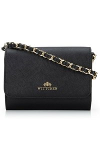 Sac à main noir en matériau synthétique texturé, doté d'une fermeture à rabat, d'accents en métal doré et d'une bandoulière en chaîne.