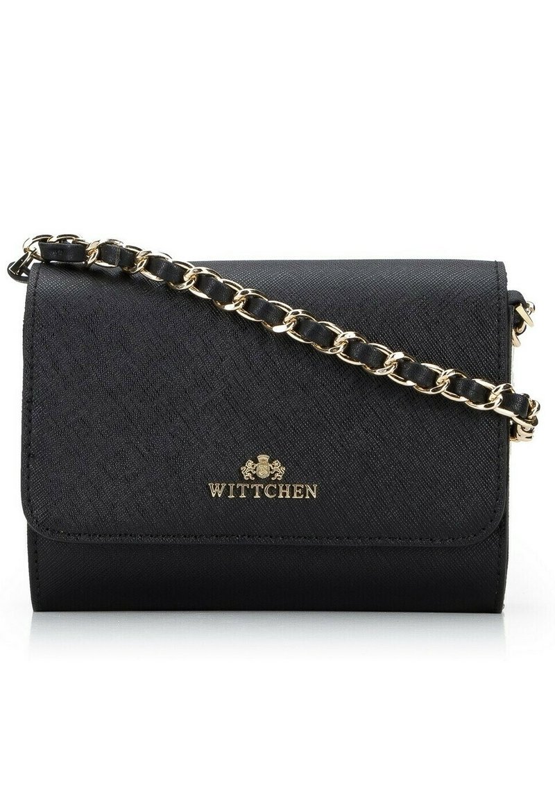 Sac à main noir en matériau synthétique texturé, doté d'une fermeture à rabat, d'accents en métal doré et d'une bandoulière en chaîne.