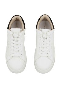 Hvide sneakers med en glat læderoverflade, flade snørebånd og en polstret tan foring med et sort mønster ved kraven.